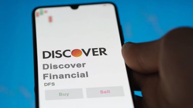 09 Nisan 2024, Riverwood, Illinois. Discover Financial 'ın logosunu bir değiş tokuş ekranında kapatın. Finansal fiyat hisselerini keşfet, DFS $on a device.