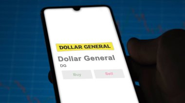 09 Nisan 2024, Goodlettsville, Tennessee. Takas ekranındaki Dolar General logosuna yaklaş. Dolar Genel Fiyat Hisseleri, Bir aygıt üzerinde $DG.