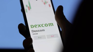 09 Nisan 2024, San Diego, Kaliforniya. Değiş tokuş ekranındaki Dexcom logosuna yaklaş. Dexcom fiyat hisseleri, bir aygıtta $DXCM.