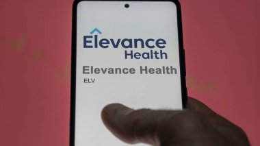 09 Nisan 2024, Indianapolis, Indiana. Takas ekranındaki Elevance Health logosuna yaklaş. Elevance Sağlık Fiyat Hisseleri, bir cihaza ELV $.