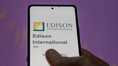 09 Nisan 2024, Rosemead, Kaliforniya. Edison International 'ın logosuna bir değiş tokuş ekranında yaklaş. Edison Uluslararası Fiyat Hisseleri, Bir aygıta EIX $.