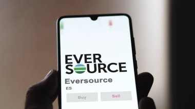 29 Nisan 2024, Hartford, Connecticut. Değiş tokuş ekranındaki Eversource logosuna yaklaş. Eversource fiyat hisseleri, bir aygıt için ES $.