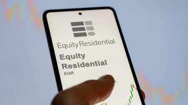 29 Nisan 2024, Chicago, Illinois. Equity Residential logosuna yakın çekim bir takas ekranında. Hisse senedi, cihaza EQR $.