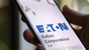 09 Nisan 2024, Dublin, İrlanda. Eaton Şirketi 'nin logosuna bir değiş tokuş ekranında yaklaş. Eaton Şirketi hisse senetleri, bir cihaza ETN $.