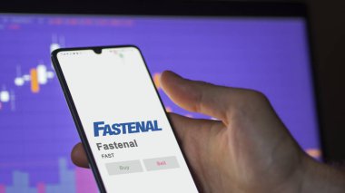29 Nisan 2024, Winona, Minnesota. Fastenal 'ın logosuna bir değiş tokuş ekranında yaklaş. Fastenal fiyat hisseleri, bir cihazda FAST $.
