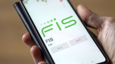 29 Nisan 2024, Jacksonville, Florida. Değiş tokuş ekranındaki FIS logosuna yaklaş. FIS hisse senetleri, cihazdaki FIS $.