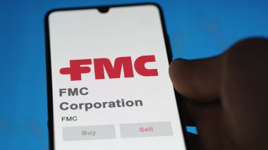 29 Nisan 2024, Philadelphia, Pennsylvania. Bir değiş tokuş ekranında FMC Şirketi 'nin logosuna yaklaş. FMC Şirketi hisse senetleri, bir cihazda FMC $.