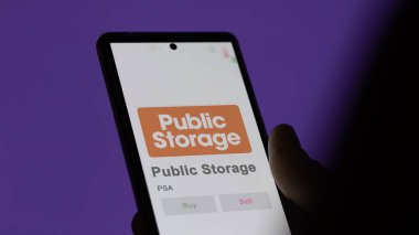 29 Nisan 2024, Glendale, Kaliforniya. Kamu Deposu 'nun logosunu değiş tokuş ekranında kapat. Kamu Depolama Fiyatları hisseleri, bir cihazda PSA $.