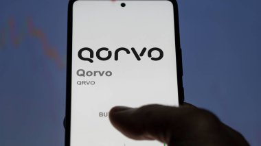 09 Nisan 2024, Greensboro, Kuzey Carolina. Takas ekranındaki Qorvo logosuna yaklaş. Qorvo hisse senetleri, bir cihazda QRVO $.