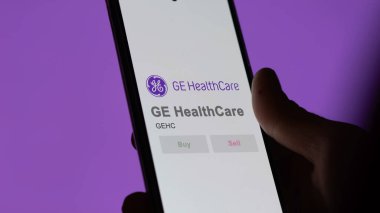 29 Nisan 2024, Chicago, Illinois. Değişim ekranındaki GE Sağlık Hizmetleri logosuna yaklaş. GE Sağlık Hizmetleri hisse senetleri, bir cihaza GEHC $.