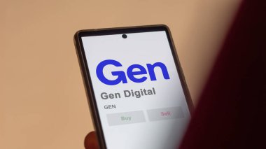 09 Nisan 2024, Tempe, Arizona. Gen Digital 'in logosunu bir değiş tokuş ekranında kapat. Gen Dijital Fiyat Hisseleri, GEN $bir aygıt üzerinde.