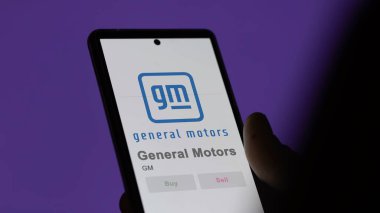 09 Nisan 2024, Detroit, Michigan. General Motors 'un logosunu bir değiş tokuş ekranında kapatın. General Motors hisse senedi fiyatları, bir cihazda GM $.
