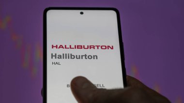 09 Nisan 2024, Houston, Teksas. Bir değiş tokuş ekranında Halliburton 'un logosuna yaklaş. Halliburton hisse senetleri, cihaz için HAL $.
