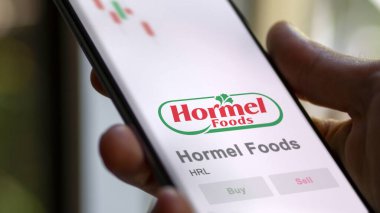 09 Nisan 2024, Austin, Minnesota. Bir değiş tokuş ekranındaki Hormel Gıda logosuna yaklaş. Hormel Gıda hisse senedi fiyatları, bir cihazda HRL $.