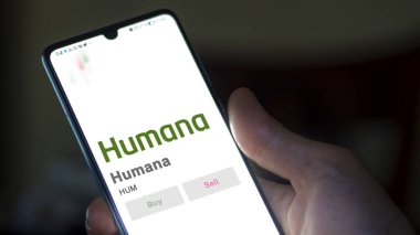 29 Nisan 2024, Louisville, Kentucky. Bir değiş tokuş ekranındaki Humana logosuna yaklaş. Humana hisse senetleri, cihaz başına $HUM..