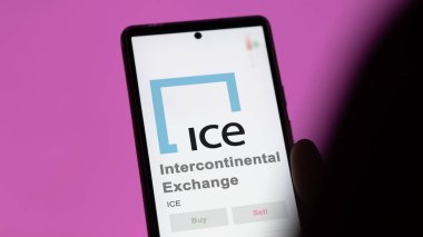 09 Nisan 2024, Atlanta, Georgia. Bir değiş tokuş ekranındaki Kıtalararası Değişim logosuna yaklaş. Kıtalararası Borsa Fiyat Hisseleri, bir cihazda ICE $.
