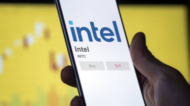 29 Nisan 2024, Santa Clara, Kaliforniya. Bir değiş tokuş ekranındaki Intel logosuna yaklaş. Intel fiyat hisseleri, bir aygıt üzerinde INTC $.