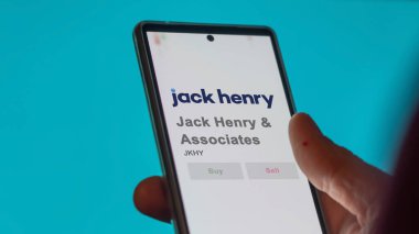 29 Nisan 2024, Monett, Missouri. Bir değiş tokuş ekranında Jack Henry ve Ortakları 'nın logosuna yaklaş. Jack Henry & Fiyat hisselerini ilişkilendirir, bir aygıt üzerinde $JKHY.