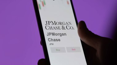 09 Nisan 2024, New York, New York. Değiş tokuş ekranındaki JPMorgan Chase logosuna yaklaş. JPMorgan Chase hisse senedi fiyatları, bir cihazda JPM $.