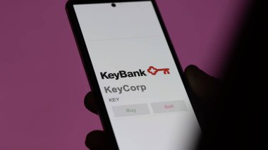 09 Nisan 2024, Cleveland, Ohio. Takas ekranındaki KeyCorp logosuna yaklaş. KeyCorp hisse senetleri, bir cihazın anahtarı..