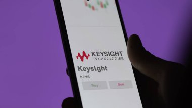 29 Nisan 2024, Santa Rosa, Kaliforniya. Takas ekranındaki Keysight logosuna yaklaş. Anahtar görüşlü hisse senetleri, bir cihazda $KEYS.