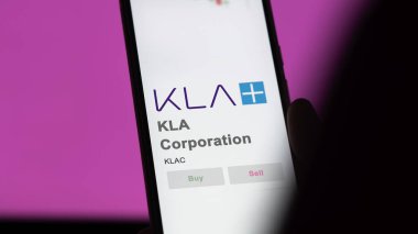 09 Nisan 2024, Milpitas, Kaliforniya. Bir değiş tokuş ekranında KLA Şirketi 'nin logosuna yaklaş. KLA Şirketi hisse senetleri, KLAC $bir aygıt üzerinde.