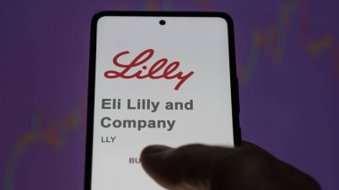 09 Nisan 2024, Indianapolis, Indiana. Eli Lilly ve Şirketi 'nin logosunu bir değiş tokuş ekranında kapat. Eli Lilly ve Şirketi hisse senetleri, bir cihazda LLY $.