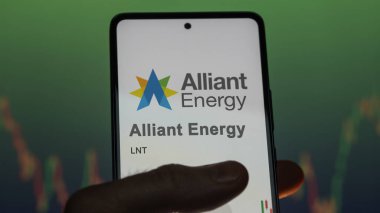 29 Nisan 2024, Madison, Wisconsin. Değiş tokuş ekranındaki Alliant Enerji logosuna yaklaş. Alliant Enerji Fiyat Hisseleri, Bir aygıt üzerinde LNT $.