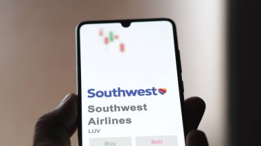 09 Nisan 2024, Dallas, Teksas. Güneybatı Havayolları 'nın logosuna bir değiş tokuş ekranında yaklaş. Güneybatı Havayolları hisse senetleri, bir cihazda LUV $.