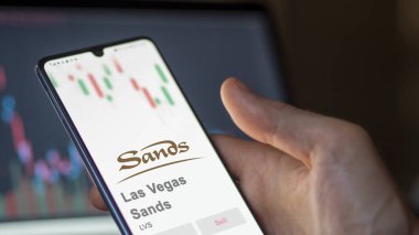 29 Nisan 2024, Las Vegas, Nevada. Bir değiş tokuş ekranındaki Las Vegas Sands logosuna yaklaş. Las Vegas Sands hisse senedi fiyatları, bir cihazda LVS $.