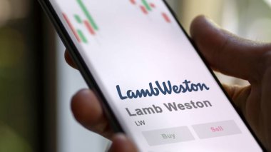 09 Nisan 2024, Eagle, Idaho. Lamb Weston 'ın logosuna bir değiş tokuş ekranında yaklaş. Lamb Weston hisse senetleri, bir cihaz için LW $.