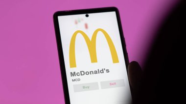 29 Nisan 2024, Chicago, Illinois. Bir değiş tokuş ekranındaki McDonald 's logosuna yaklaş. McDonald 's hisse senetleri, bir cihaza $MCD.
