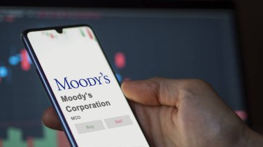 09 Nisan 2024, New York, New York. Değiş tokuş ekranında Moody 's Corporation' ın logosuna yaklaş. Moody 's Şirketi hisse senetleri, bir cihazda MCO $.