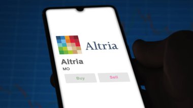 09 Nisan 2024, Richmond, Virginia. Değiş tokuş ekranındaki Altria logosuna yaklaş. Altria hisse senetleri, bir cihaza $MO.