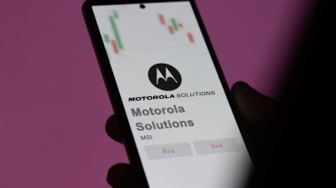 29 Nisan 2024, Chicago, Illinois. Motorola Solutions 'ın logosunu bir değiş tokuş ekranında kapatın. Motorola Çözümleri fiyat hisseleri, bir aygıt üzerinde $MSI.