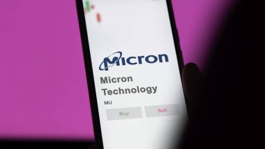 09 Nisan 2024, Boise, Idaho. Mikron Teknolojisi 'nin logosuna yakın çekim yap. Mikron Teknoloji hisse senetleri, bir cihaz için MU $.