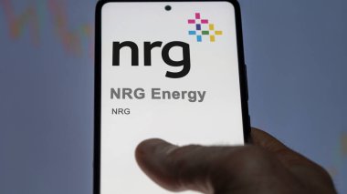 09 Nisan 2024, Houston, Teksas. Değiş tokuş ekranındaki NRG Enerji logosuna yaklaş. NRG Enerji Fiyat Hisseleri, NRG $bir aygıt üzerinde.