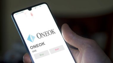09 Nisan 2024, Tulsa, Oklahoma. Bir değiş tokuş ekranındaki ONEOK logosuna yaklaş. ONEOK fiyat hisseleri, bir aygıt üzerinde OKE $.