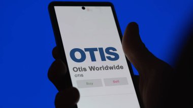 29 Nisan 2024, Farmington, Connecticut. Bir değiş tokuş ekranında Otis Worldwide 'ın logosuna yaklaş. Otis dünya çapında hisse senetleri, bir cihazda OTIS $.