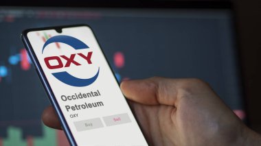 09 Nisan 2024, Houston, Teksas. Bir değiş tokuş ekranındaki Occidental Petroleum logosuna yaklaş. Batılı Petrol Fiyat Hisseleri, Bir aygıta OXY $.
