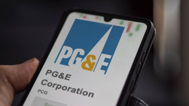 09 Nisan 2024, San Francisco, Kaliforniya. Bir değiş tokuş ekranında PG & E Şirketi 'nin logosunu kapat. PG & E Şirketi hisse senetleri, bir aygıtta PCG $.