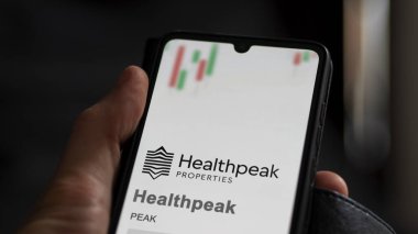 29 Nisan 2024, Long Beach, Kaliforniya. Bir değiş tokuş ekranında Healthpeak logosuna yaklaş. Sağlıklı fiyatlar hisse senetleri, cihaza PEAK $.
