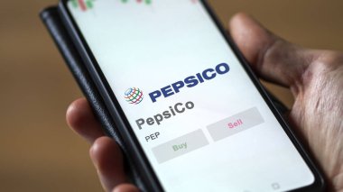 09 Nisan 2024, Purchase, New York. PepsiCo 'nun logosuna yakın çekim yap. PepsiCo hisse senetleri, bir cihazda PEP $.
