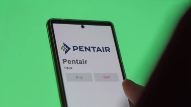 09 Nisan 2024, Worsley, Birleşik Krallık. Değiş tokuş ekranındaki Pentair logosuna yaklaş. Pentair hisse senetleri, cihazda PNR $.