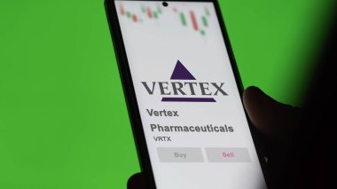 29 Nisan 2024, Cambridge, Massachusetts. Bir değiş tokuş ekranındaki Vertex Eczacılık logosuna yaklaş. Vertex İlaç Fiyat Hisseleri, bir cihaza VRTX $.