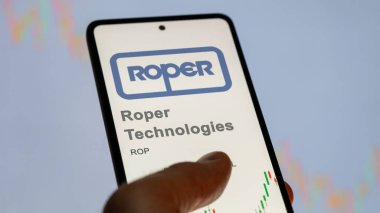 29 Nisan 2024, Sarasota, Florida. Roper Teknolojileri 'nin logosunu bir değiş tokuş ekranında kapatın. Roper Teknolojileri hisse senetleri, bir cihaz için ROP $.