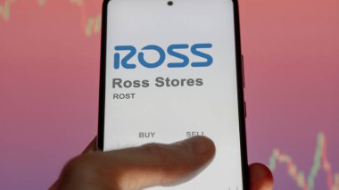 09 Nisan 2024, Dublin, Kaliforniya. Değiş tokuş ekranındaki Ross Mağazalarının logosuna yaklaş. Ross mağaza fiyatları hisse senetleri, bir aygıt ROST $.