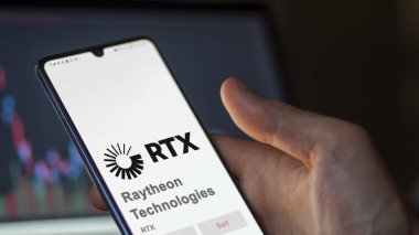 29 Nisan 2024, Waltham, Massachusetts. Bir değiş tokuş ekranında Raytheon Teknolojileri 'nin logosuna yaklaş. Raytheon Teknolojileri hisse senedi fiyatları, bir cihaza RTX dolar.