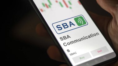 09 Nisan 2024, Boca Raton, Florida. Bir değiş tokuş ekranındaki SBA İletişim logosuna yaklaş. SBA İletişim Fiyat Hisseleri, bir cihaza SBAC $.