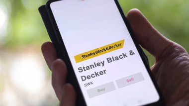 09 Nisan 2024, New Britain, Connecticut. Bir değiş tokuş ekranında Stanley Black & Decker 'ın logosuna yaklaş. Stanley Black & Decker hisse senetleri, bir aygıta $SWK.